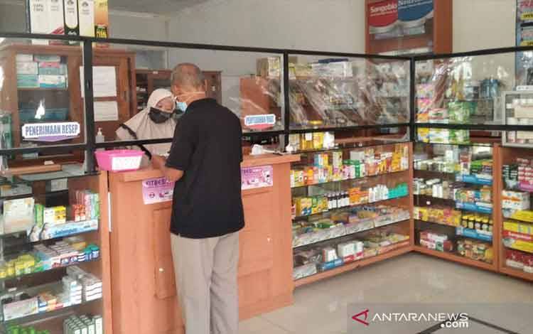 Ilustrasi: Warga sedang membeli obat di Apotek. (ANTARA/Akhmad Nazaruddin Lathif)
