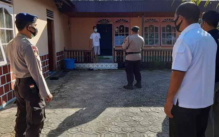 Kapolres Sukamara, AKBP I Gede Putu Dedy Ujiana saat berada dirumah pasien yang melakukan isolasi mandiri.