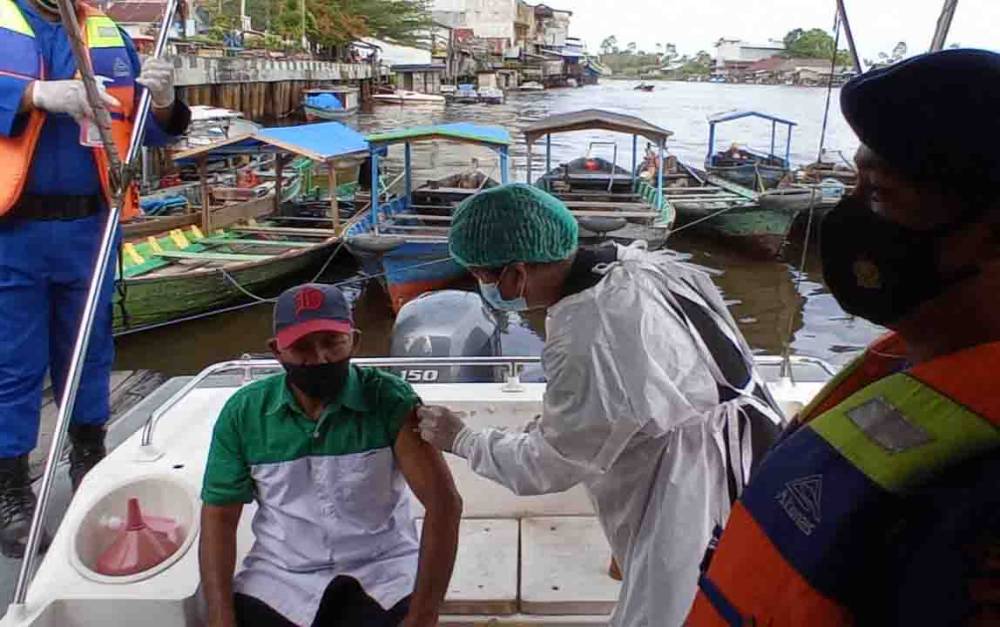 Kegiatan vaksinasi di atas speed boat Sat Polair Polres Sukamara