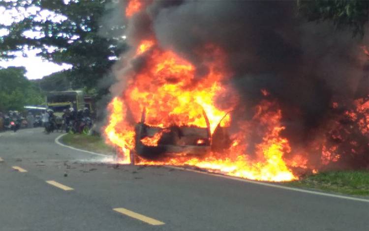 Sebuah pikap sarat muatan BBM terbakar di Jalan Trans Kalimantan Kasongan -Kereng Pangi, Senin sore 12 Juli 2021