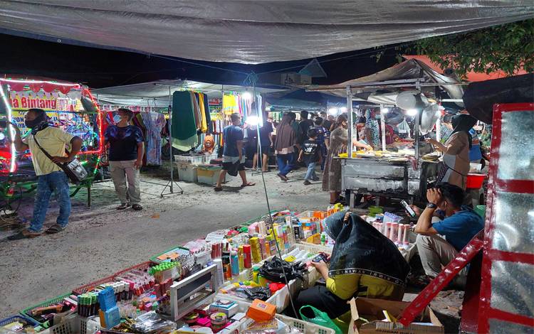 Para pedagang saat berjualan di pasar malam berpindah