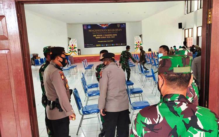 Kapolresta Palangka Raya Kombes Dwi Tunggal Jaladri meninjau pelaksanaan vaksinasi di SMKN 1