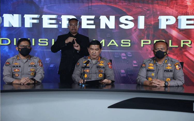Kepala Bagian Penerangan Umum (Kabagpenum) Divisi Humas Polri Kombes Pol. Ahmad Ramadhan (tengah) menyampaikan rilis harian kegiatan kepolisian dan penanganan perkara di Jakarta, Senin (12/7/2021). ANTARA/HO-Divisi Humas Polri