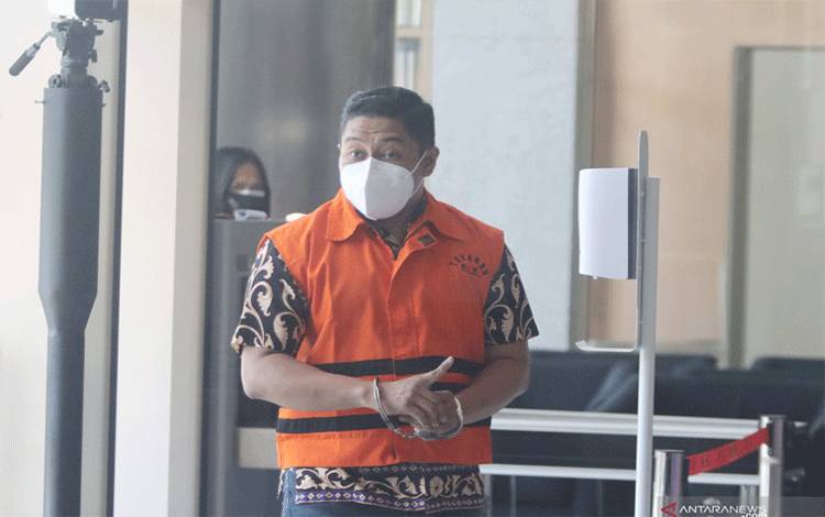 Tersangka mantan penyidik KPK Stepanus Robin Pattuju berjalan memasuki ruangan saat akan menjalani pemeriksaan di Gedung Merah Putih KPK, Jakarta, Jumat (2/7/2021)