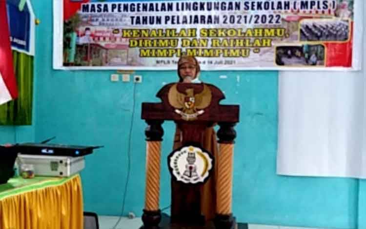 Kepala SMP Negeri 1 Sampit, Maspa Puluhulawa, saat memberikan semangat kepada peserta didiknya dalam MPLS secara virtual.