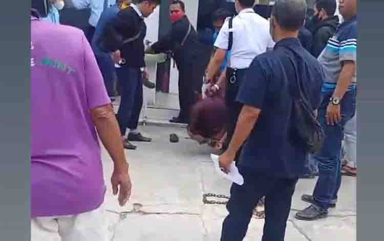 Pria mabuk yang buat onar di Bank Mandiri Jalan Antasari, Sampit, saat diamankan satpam dan warga