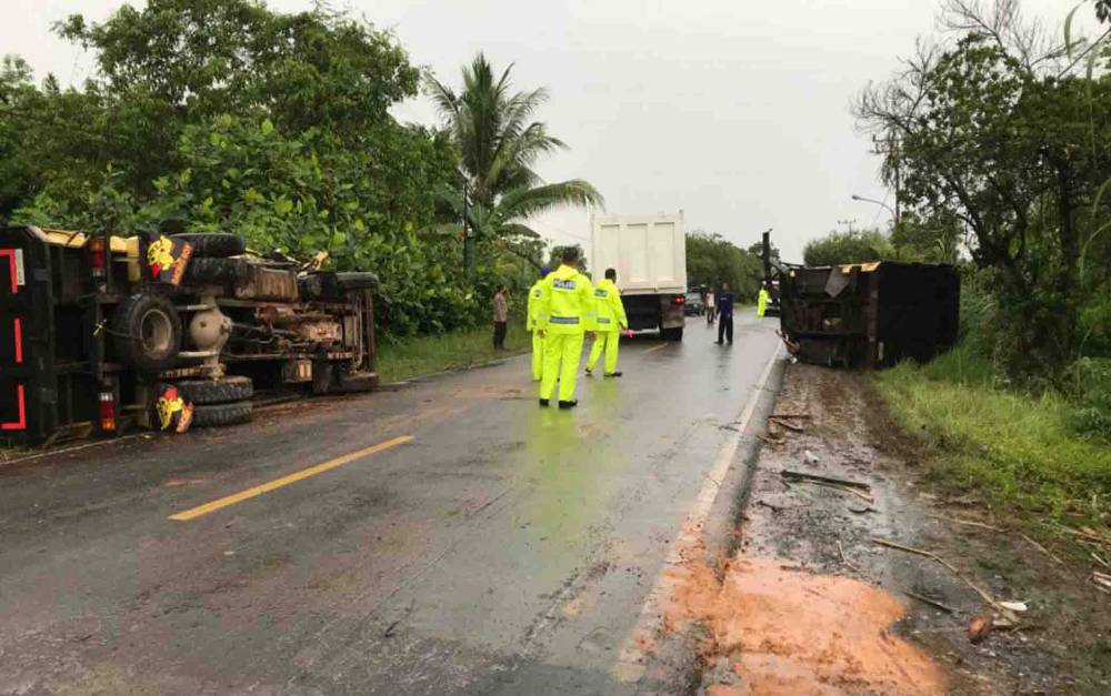 Kecelakaan truk di Jalan Trans Kalimantan KM 4, Kecamatan Basarang, Kabupaten Kapuas, Selasa 13 Juli 2021