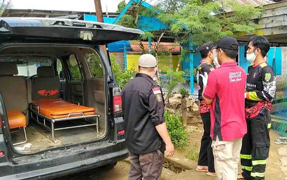 Relawan dari BPK Samuja saat bersiap mengevakuasi korban ke puskesmas