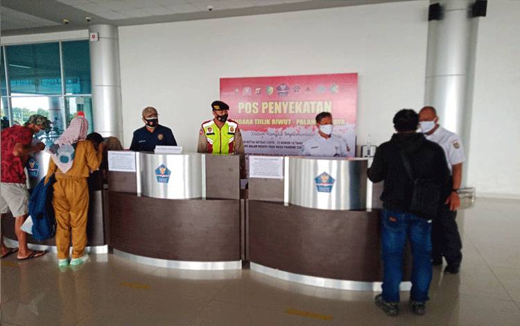 Petugas gabungan saat melakukan pemeriksaan Suket Negatif Covid-19 bagi para penumpang kedatangan maupun keberangkatan di Bandara Tjilik Riwut Palangka Raya.