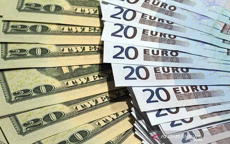 Uang dolar AS dan euro. ANTARA/REUTERS/Philippe Wojazer/pri.