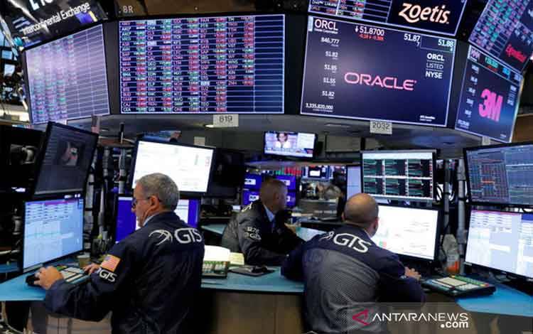 Para pialang sedang bekerja di lantai Bursa Saham New York, Wall Street, Amerika Serikat. ANTARA/Reuters/pri.
