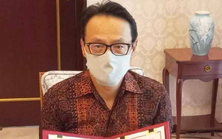 Duta Besar Jepang untuk Indonesia, Kenji Kanasugi, memegang dokumen nota serah terima terkait bantuan vaksin COVID-19 dari Jepang untuk Indonesia. (ANTARA/HO-Kedubes Jepang Jakarta)