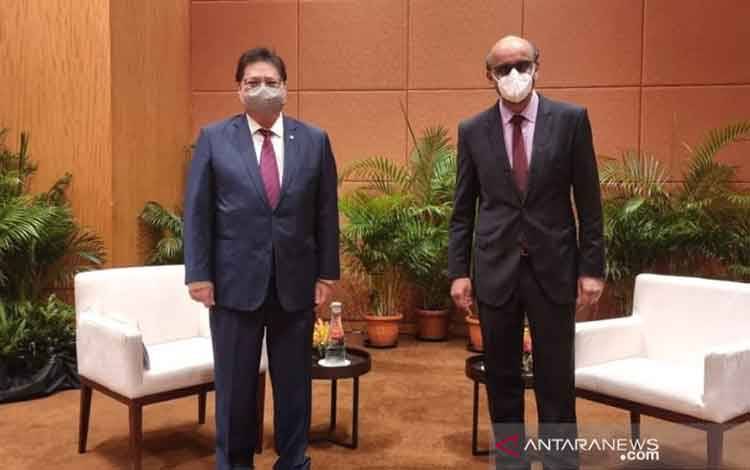Menteri Koordinator Bidang Perekonomian Airlangga Hartarto (kiri) saat melakukan kunjungan bilateral ke Singapura, Selasa (13/7/2021). ANTARA/HO-Kemenko Perekonomian.