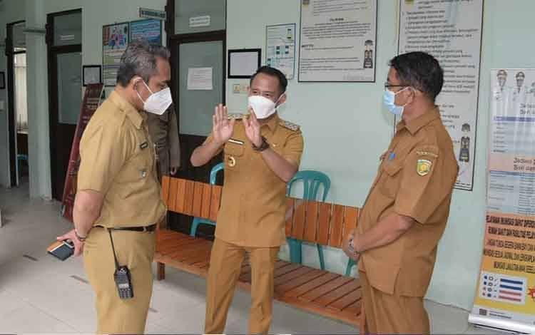 Wali Kota Palangka Raya Fairid Naparin meninjau vaksinasi di Puskesmas Marina Permai.