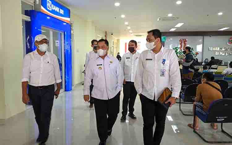 Bupati Kotim Halikinnor saat mengunjungi gedung baru RSUD dr Murjani Sampit
