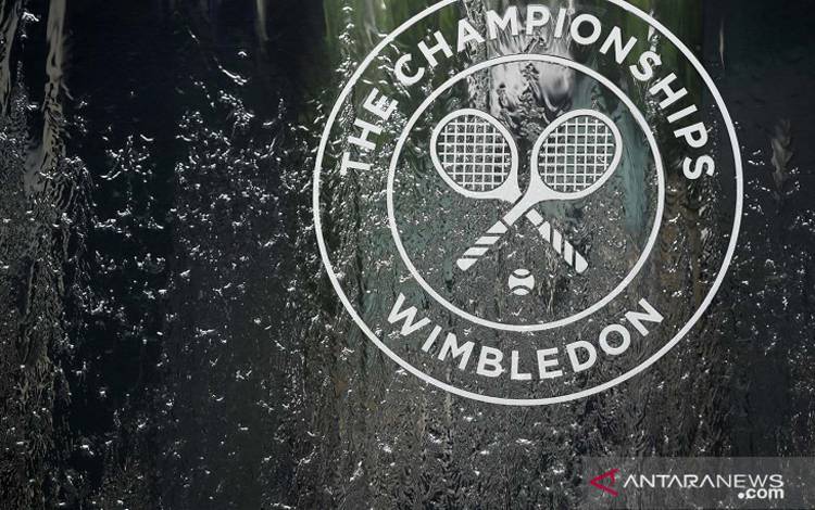 Lambang Wimbledon dipotret sebelum dimulainya permainan, All England Lawn Tennis and Croquet Club, London, Inggris, Senin (28/6/2021)