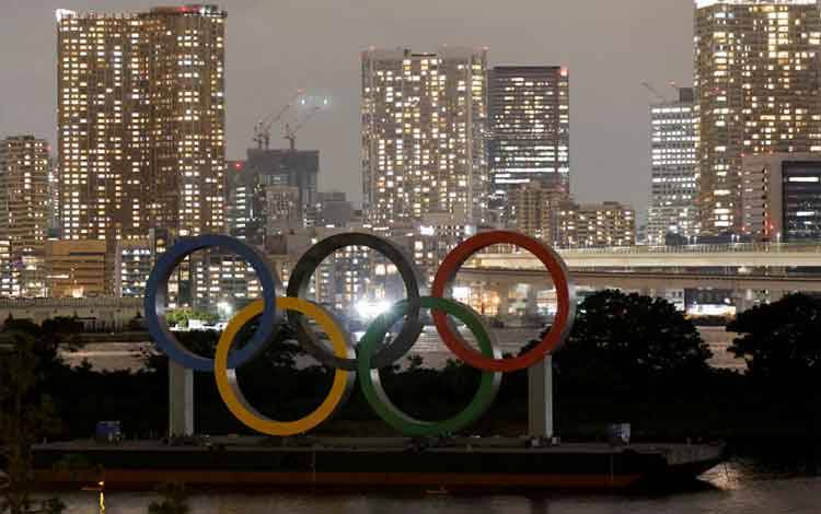 Instalasi cincin Olimpiade yang dibangun jelang penyelenggaraan Olimpiade Tokyo 2020 di kota Tokyo, Jepang, Rabu (14/7/2021). (ANTARA/REUTERS/Fabrizio Bensch)