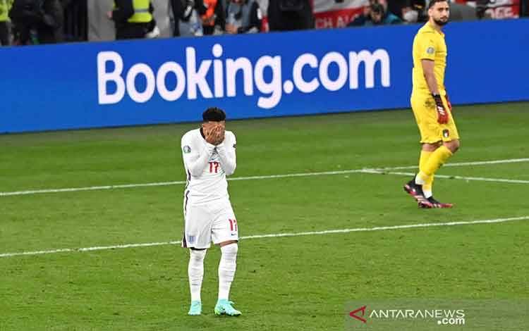 Ekspresi kecewa penyerang sayap tim nasional Inggris Jadon Sancho (kiri) setelah eksekusinya digagalkan kiper Italia Gianluigi Donnarumma dalam adu penalti final Euro 2020 di Stadion Wembley, London, Inggris, Minggu (11/7/2021). (ANTARA/REUTERS/POOL/Facundo Arrizabalaga)