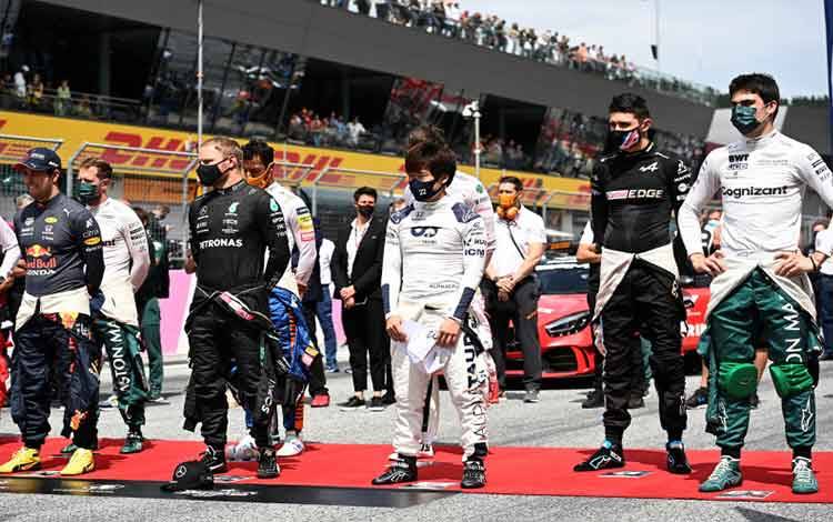 Para pebalap berbaris sebelum lomba sebagai bagian kampanye We Race as One untuk memerangi rasisme dan mempromosikan keberagaman di Formula 1. Lokasi: Grand Prix Austria, Red Bull Ring, Spielberg. (4/7/2021) (ANTARA/REUTERS/Christian Bruna)