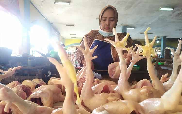 Salah satu los yang menjual daging ayam di Pasar Ikan Mentaya.
