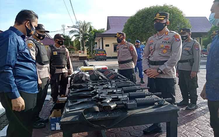 Kapolres Seruyan AKBP Bayu Wicaksono melakukan pengecekan langsung kondisi senjata api yang dimiliki Polres Seruyan.