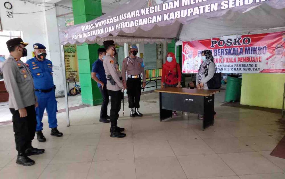 Kapolres Seruyan AKBP Bayu Wicaksono, saat melaksanakan pengecekan di Posko PPKM skala mikro di Pasar Kuala Pembuang