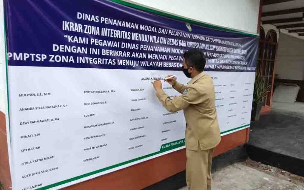 Kepala DPMPTSP Seruyan Agung Setiawan menandatangani pakta integritas untuk mewujudkan Zona Integritas Menuju WBK WBBM.