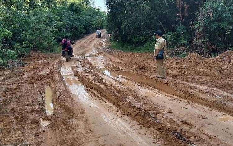 Kepala Desa Merah, Harnes memantau kerusakan jalan poros penghubung antardesa di Kecamatan Tualan Hulu