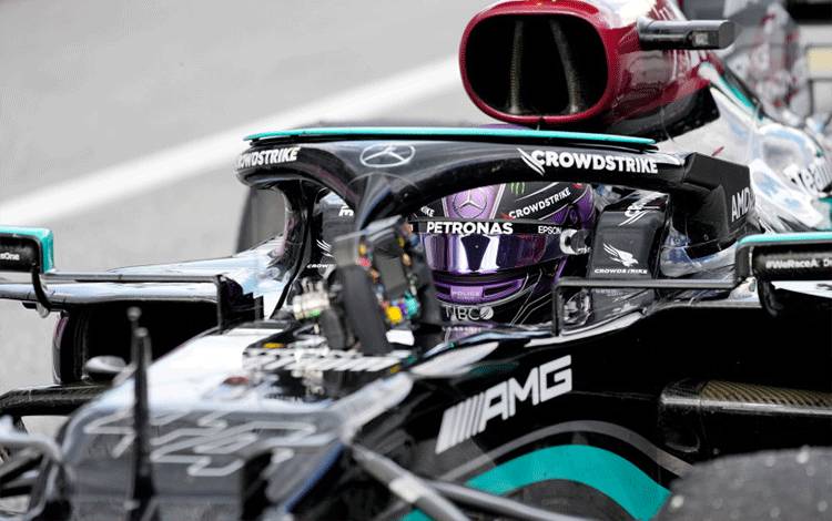 Pebalap Mercedes Lewis Hamilton saat latihan bebas kedua di GP Styria, Austria, pada 27 Juni 2021 (ANTARA/REUTERS/DARKO VOJINOVIC)