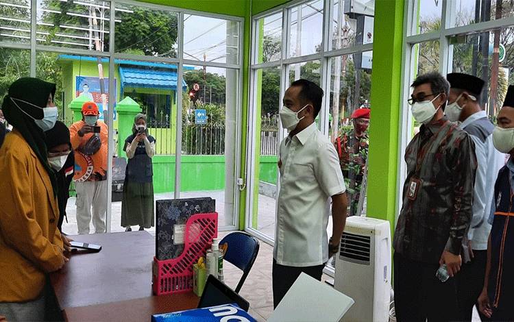 Wali Kota Palangka Raya, Fairid Naparin saat meresmikan Pos dukungan Penanggulangan Covid-19 MDMC