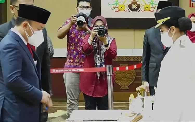 Pelantikan Bupati Pulang Pisau, Pudjirustaty Narang di Aula Jayang Tingang Kantor Gubernur Kalteng, Jumat siang, 16 Juli 2021.