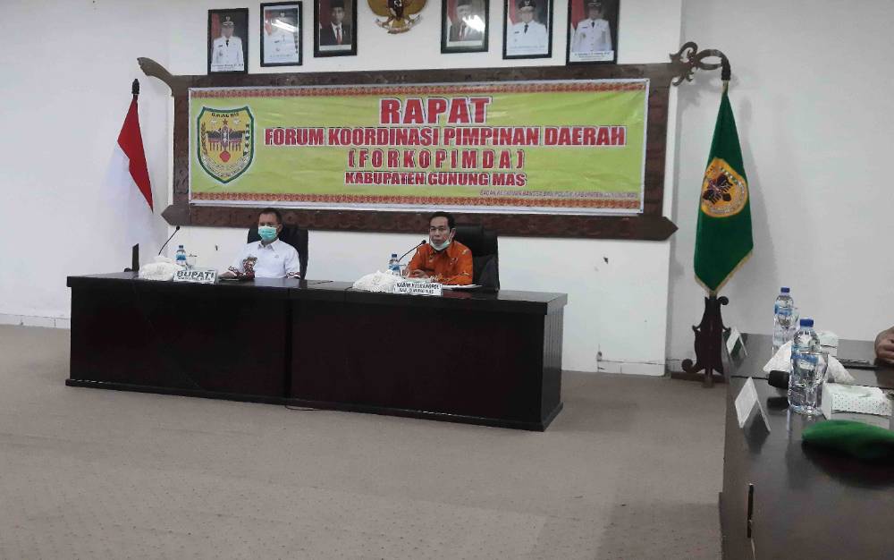 Bupati Gumas Jaya S Monong (kiri) dan Kepala Badan Kesbangpol Kabupaten Gumas Rusdi
