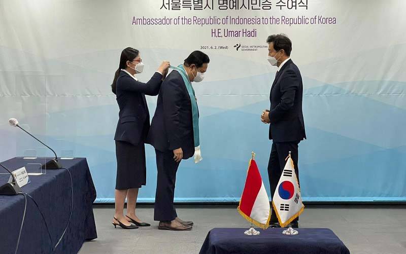 Duta Besar Indonesia untuk Korea Selatan (Korsel), Umar Hadi, menerima anugerah gelar Warga Kehormatan Kota Seoul (Seoul Honorary Citizen) dalam upacara pengukuhan gelar di Seoul City Hall, Rabu (2/6/2021). (foto : ANTARA/Kedubes Indonesia untuk Korsel)