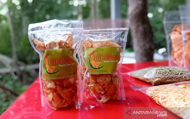 Biji durian yang sering dibuang kini bernilai ekonomi setelah diolah menjadi kripik, usaha ini menambah pendapatan keluarga saat pandemi COVID-19 di Riau. (Foto : Antara/HO-Humas Pemrov Riau).