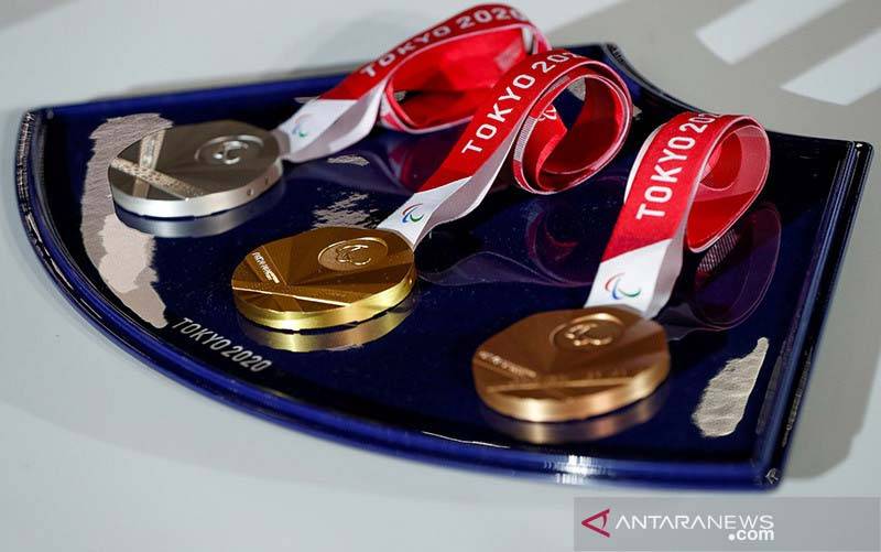 Sebuah nampan medali yang akan digunakan untuk upacara kemenangan Olimpiade dan Paralimpiade Tokyo 2020 ditampilkan selama acara pembukaan di Ariake Arena di Tokyo, Jepang, Kamis (3/6/2021). (foto : ANTARA FOTO/REUTERS/Issei Kato/Pool/WSJ/sa/am)