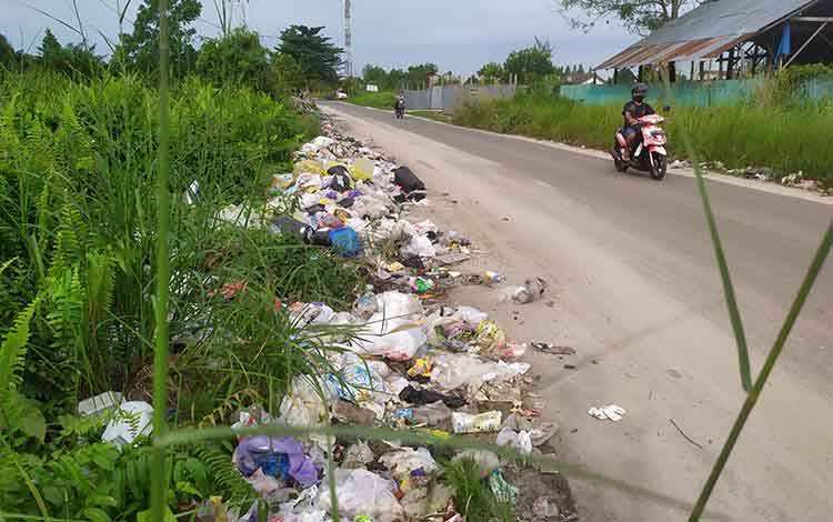 Sampah berserakan di Jalan Pelita Barat, Sampit