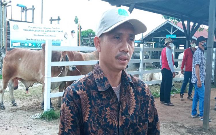 Kepala Desa Batu Kotam, Kecamatan Bulik. Kabupaten Lamandau yang hadir dalam kegiatan penyerahan sapi kurban dari owner CBI Group, H Abdul Rasyid AS, Sabtu 17 Juli 2021