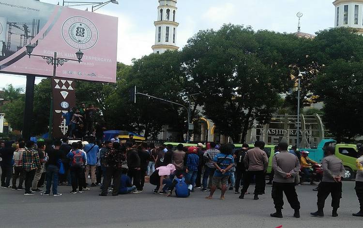 Polisi didukung aparat TNI dan Gustu COVID-19 Kota Ambon kembali membubarkan secara paksa aksi unjuk rasa ragusan mahasiswa di depan Balai Kota Ambon yang menuntut pemberhentian pemberlakukan PPKM mikro. (16/7/2021) 