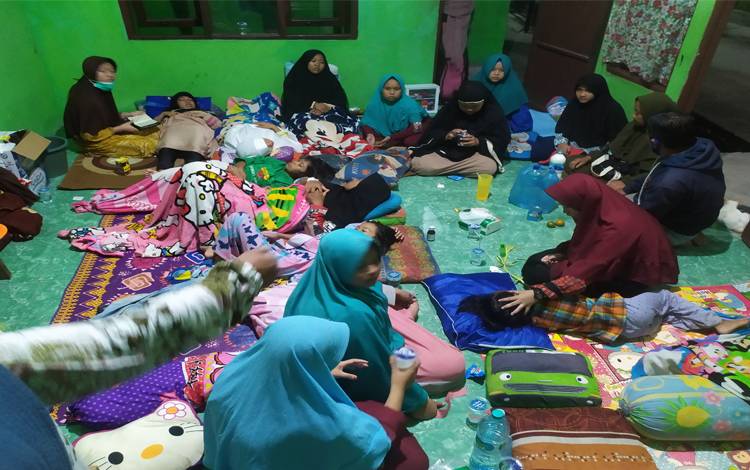 Kondisi santriwati yang mengalami keracunan massal di Pondok Pesantren Salafiah Nurul Jannah