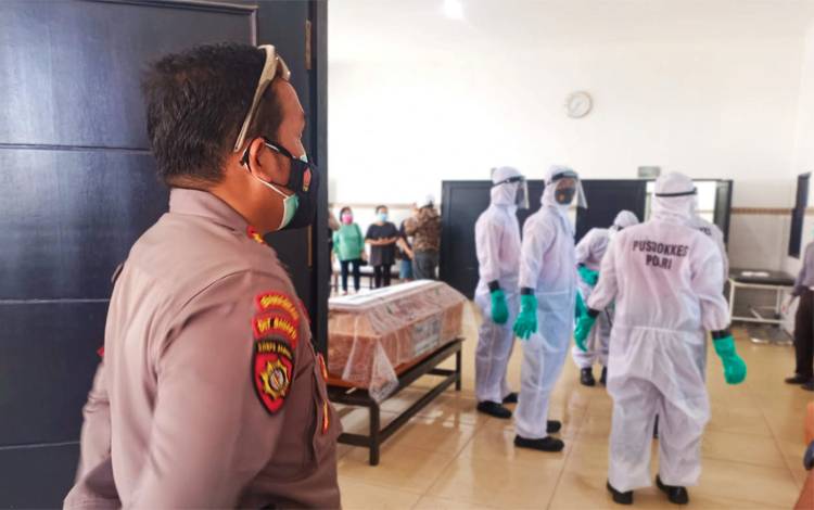 Wakil Direktur Ditsamapta Polda Kalteng AKBP Timbul RK Siregar memantau personel saat pemulasaran jenazah covid-19 di ruang Kamboja RS Doris Sylvanus Palangka Raya