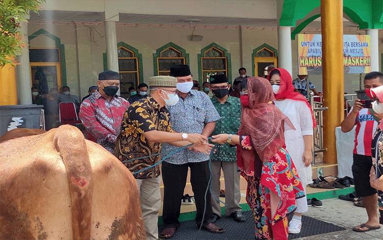Plt Kepala Biro Kesra Pemprov Kalteng, Aryawan menyerahkan hewan Kurban ke Wakil Bupati Barsel Satya Titiek Atyani Djoedir.