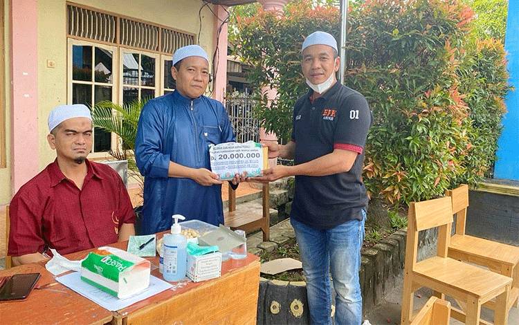 Penyerahan bantuan dari gabungan relawan di Kabupaten Barito Timur kepada pengurus Pondok Pesantren Al Falah Banjarbaru.