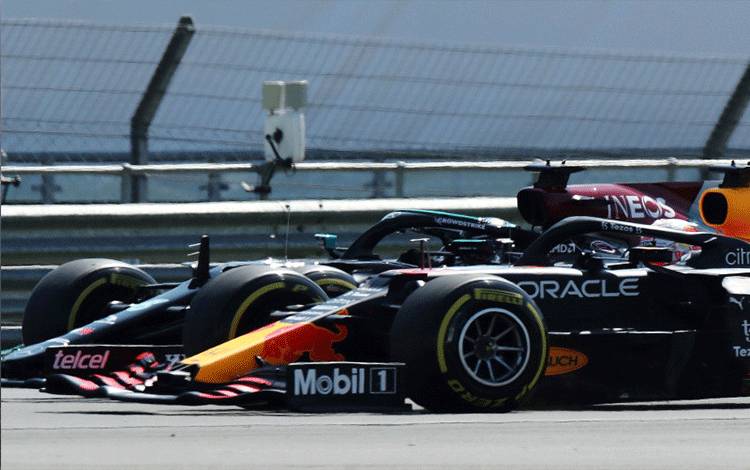 Pebalap tim Mercedes Lewis Hamilton dan pebalap tim Red Bull Max Verstappen beradu kecepatan di Grand Prix Inggris, Sirkuit Silverstone. (18/7/2021) (ANTARA/REUTERS/Peter Cziborra)