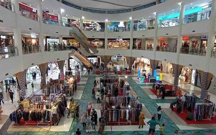 Kegiatan masyarakat di Lombok Epicentrum Mall sebagai salah satu pusat perbelanjaan di Kota Mataram, Provinsi Nusa Tenggara Barat