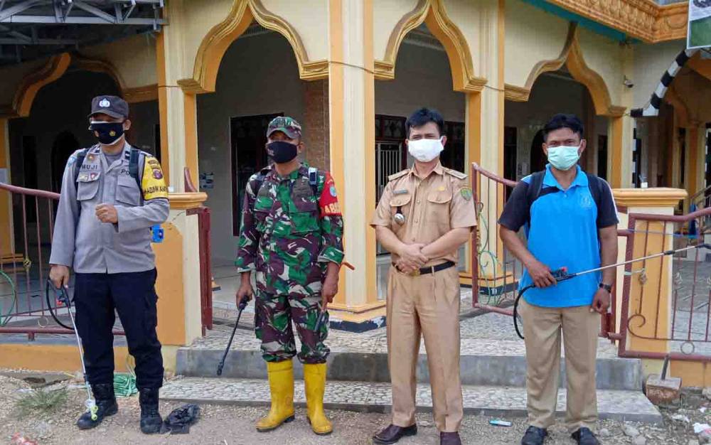 Pemerintah Kecamatan Dusun Timur bersama personel TNI Polri saat penyemprotan desinfektan di Masjid Besar Darul Ibadah, Tamiang Layang.