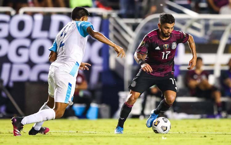 Penyerang Meksiko Jesus Corona (17) menggiring bola ke gawang bek Guatemala Moiss Hernndez (2) pada babak kedua babak penyisihan grup CONCACAF Gold Cup Soccer di Cotton Bowl, Texas, Dallas, AS, Rabu (14/7/2021)