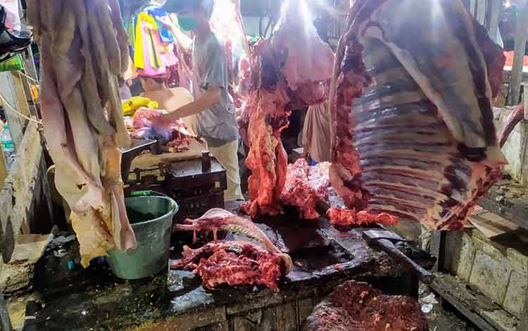 Penjualan daging sapi pada salah satu pasar tradisional di Sampit, Kotawaringin Timur.