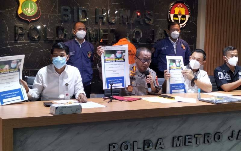 Kabid Humas Polda Metro Jaya Komisaris Besar Polisi Yusri Yunus merilis kasus pemalsuan website Kemensos yang menyebarkan hoaks di Mapolda Metro Jaya, Senin (19/7/2021). (foto : ANTARA/Walda)