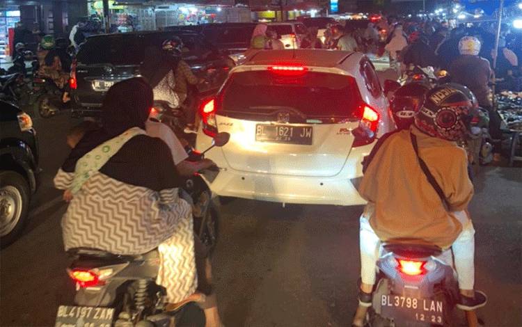 Suasana jalan protokol di Banda Aceh pada malam takbiran Idul Adha 1442 Hijriah, Senin malam (19/7/2021) (M Ifdhal)