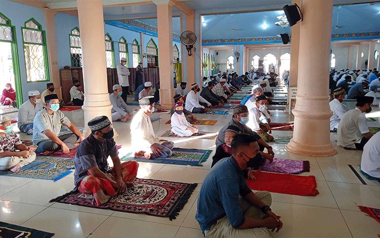 Suasana Masjid Agung Ar-Rahman Tamiang Layang sesaat sebelum salat Idul Adha dimulai.